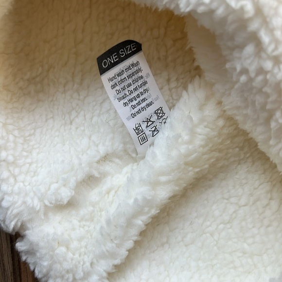 Women’s Teddy-Lined Pom Beanie one size - Picture 3 of 7